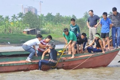 Nước sông Hồng rút, gia đình nạn nhân thẩm mỹ viện tìm kiếm trong hy vọng