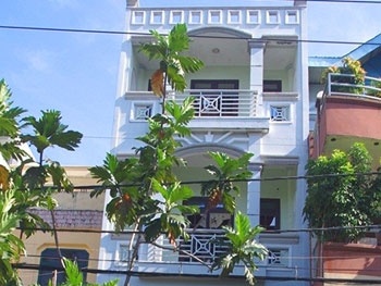 Ông già tỷ phú tạt axit vợ cũ rồi tự thiêu