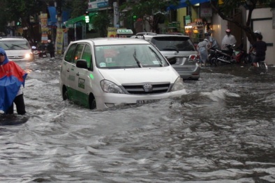 Nhiều tuyến đường ngập chìm trong nước do mưa lũ ở TP. HCM