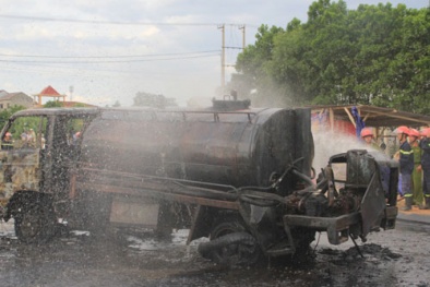 Xe tải chở nhựa đường bốc cháy ở Sơn La