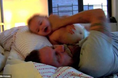 Rợn người hình ảnh người cha ném đứa con 10 tháng tuổi