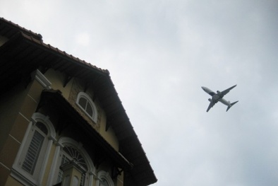 Máy bay Vietnam Airlines hạ cánh nghi làm tốc mái nhà dân
