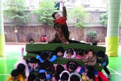 Nữ giáo viên mầm non ngồi trên đầu 15 trẻ nhỏ