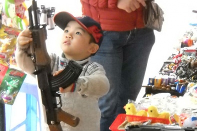 Hủy 20.000 đồ chơi bạo lực từ Trung Quốc