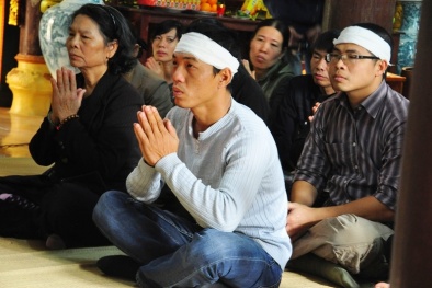 Vụ TMV Cát Tường: Đưa di ảnh chị Huyền lên chùa Kim Liên