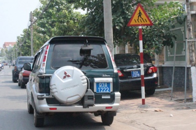 Đám cưới con trai Giám đốc Công an tỉnh Bình Phước: Ô tô biển xanh đỗ sai quy định