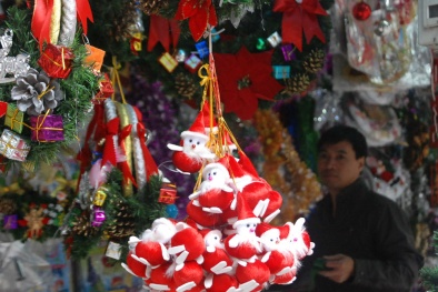 Hàng hóa Noel rực rỡ sắc màu