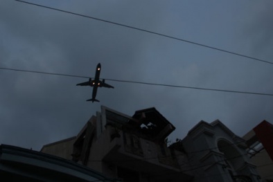 Dân lại tố máy bay làm tốc mái nhà