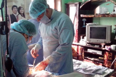 Bé 3 tuổi bị đâm thủng ruột vì 'nuốt' phải kim