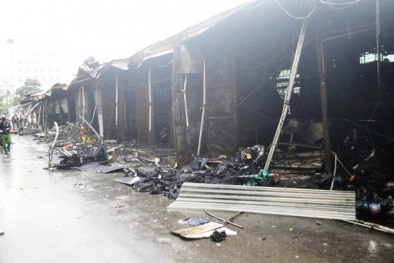 Chợ Nhà Xanh tan hoang sau đám cháy lớn