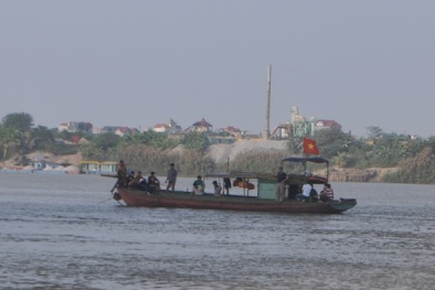 Tin mới nhất tìm xác chị Huyền bằng máy ngoạm