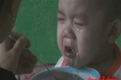 Giáo viên mầm non tát bôm bốp, bóp cổ, dí đầu trẻ