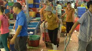 Cấm phụ nữ vác 50Kg: Bảo vệ hay triệt nguồn sống?