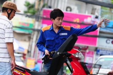 Xăng bất ngờ tăng giá thêm gần 600 đồng/ lít