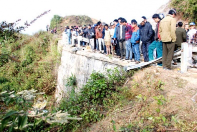 Xe khách chở 33 người lao xuống vực sâu