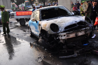 Hà Nội: Ô Tô bốc cháy dữ dội