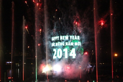 Sài Gòn bắn pháo hoa đón năm 2014