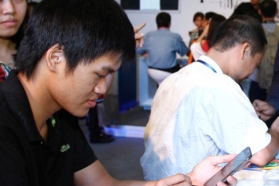 Nhà mạng ép khách hàng dùng dịch vụ 'móc' tiền ra sao?