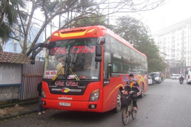 Bắt giữ xe khách chở lậu hơn 1 tấn gỗ quý