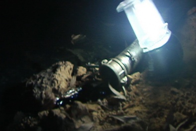 Dân vây bắt xe bồn đổ chất thải trong đêm