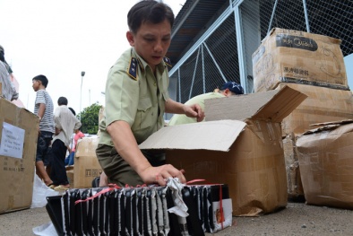 10 container hàng lậu qua cảng