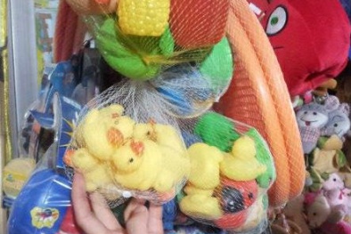 Vịt cao su chứa độc  bày bán tràn lan tại Việt Nam