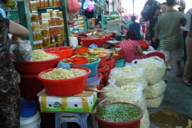 Hãi hùng dưa kiệu muối ở chợ