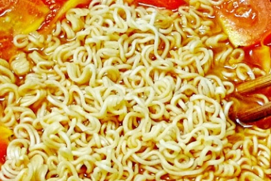 Phát hiện chất gây sỏi thận trong nhiều mẫu mì gói
