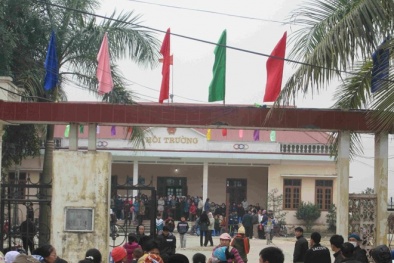 Vì sao hàng nghìn người 'giam lỏng' chủ tịch xã