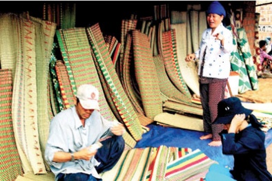 Thưởng tết bằng chiếu cói, thảm lau chân, ốc vít 