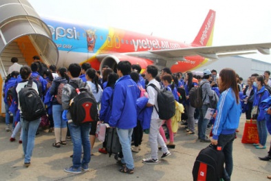 Hơn 330 công nhân, sinh viên nghèo về quê trên chuyến bay đặc biệt