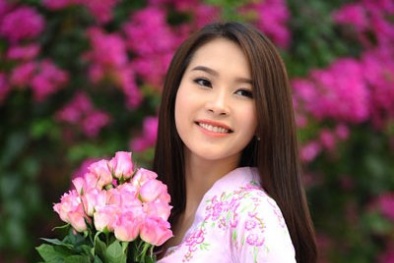Hoa hậu Việt Nam 2012 Thu Thảo rạng rỡ bên hoa