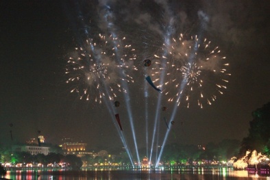 Pháo hoa thắp sáng Hà Nội trong thời khắc Giao thừa