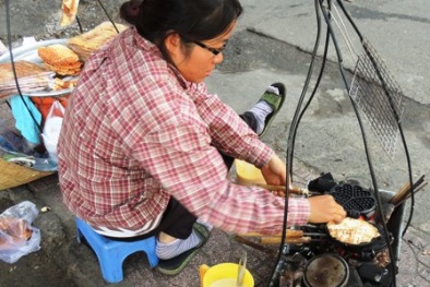 Thức ăn vỉa hè ngày tết: Càng bẩn càng đông khách