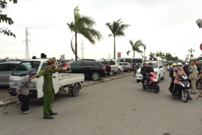 Ô tô xếp hàng dài cây số trước lễ Đền Trần