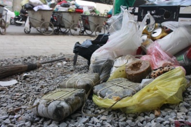 Vứt hàng ngàn bánh chưng, gà luộc: Coi thức ăn như phân rác!