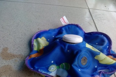 Phát hoảng vì túi sưởi Mimosa bục vỡ khi đang sạc điện