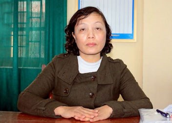 Thầy phó hiệu trưởng dùng kéo cắt tiền giữa cuộc họp