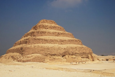 Bí ẩn kim tự tháp bậc thang cổ nhất ở Ai Cập