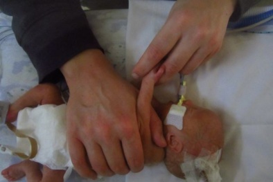 Bé trai chết oan vì y tá tự rút máy thở gây chấn động y đức