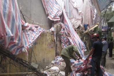 Sập bê tông công trình hàng chục hộ dân hoảng sợ