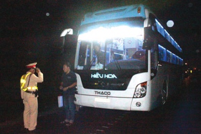 Cảnh sát giao thông 'kiểm tra siêu nhanh' trên Quốc lộ về đêm