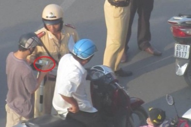 Bức ảnh minh chứng CSGT Hàng Xanh 'móc ví' dân đòi tiền trắng trợn