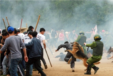 Thầy giáo đi ô tô vác hung khí chém người