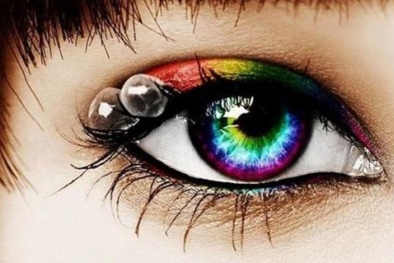 Nguy cơ mù mắt vì đeo kính áp tròng