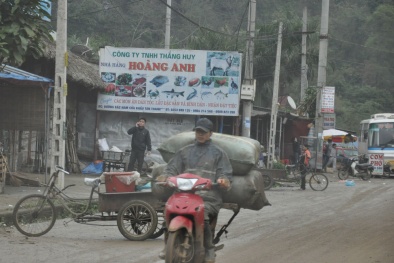 Buôn lậu ở cửa khẩu Tân Thanh như đi hội