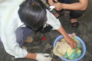 Tiến hành lấy mẫu ký sinh trùng lạ từ khăn lông “made in China”