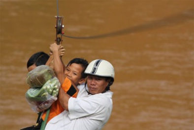 Những cách vượt lũ 'rợn người'