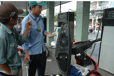 'Không tăng giá xăng' nghĩa là xăng chuẩn bị tăng giá?