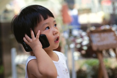 Cách cho trẻ chơi điện thoại an toàn